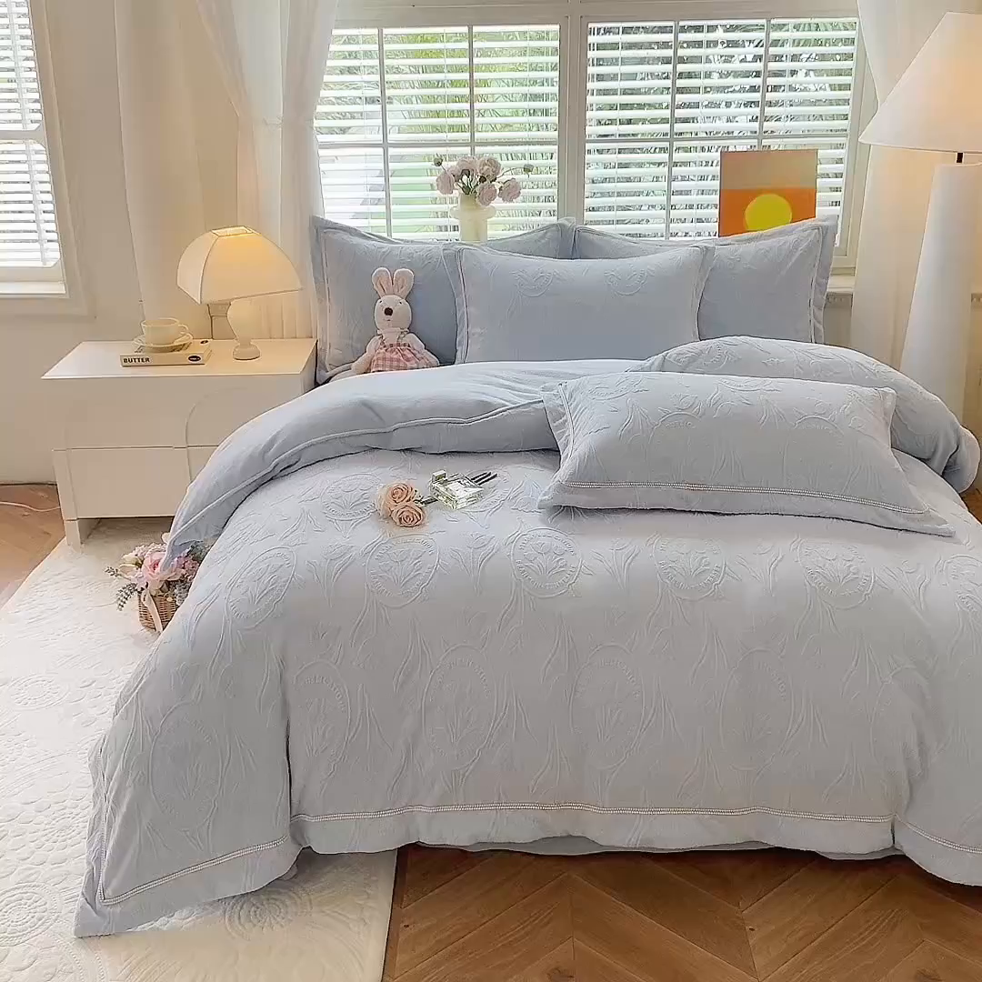 91家纺网 家纺一手货源 找家纺 艾唯希家纺 2025新款全消光雕花绒织带款四件套牛奶绒-雕花织带系列 郁金香-浅蓝