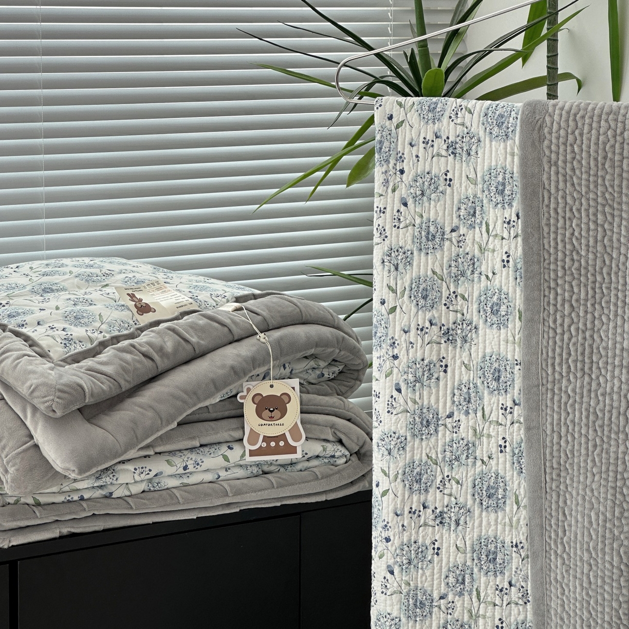 91家纺网 家纺一手货源 找家纺 佰织鑫家居 2025新款棉加绒床盖款春秋被四件套 蒲公英