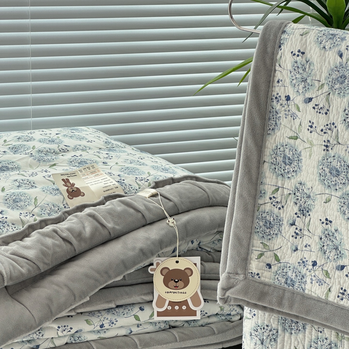 91家纺网 家纺一手货源 找家纺 佰织鑫家居 2025新款棉加绒床盖款春秋被四件套 蒲公英