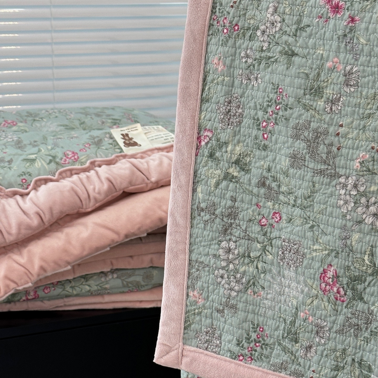 91家纺网 家纺一手货源 找家纺 佰织鑫家居 2025新款棉加绒床盖款春秋被四件套 石榴花