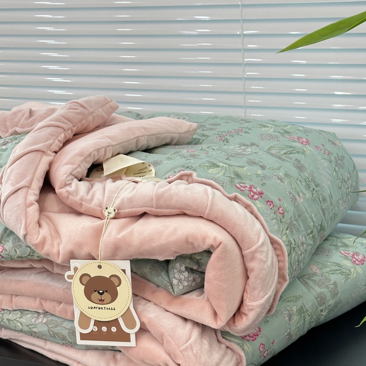 91家纺网 家纺一手货源 找家纺 佰织鑫家居 2025新款棉加绒床盖款春秋被四件套 石榴花