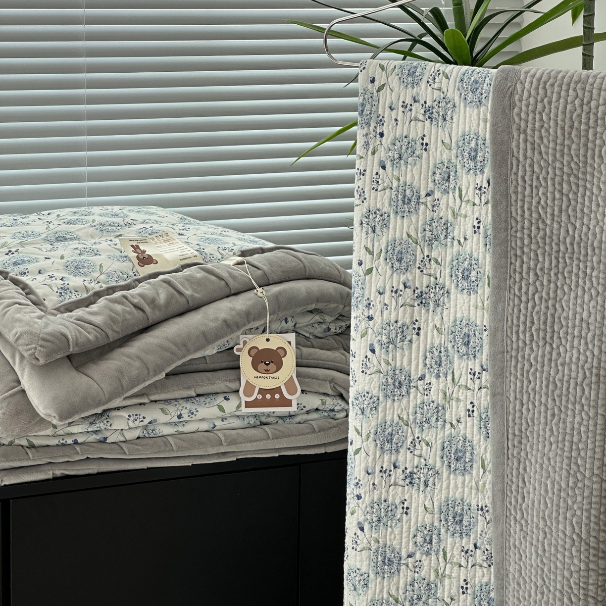 91家纺网 家纺一手货源 找家纺 佰织鑫家居 2025新款棉加绒床盖款春秋被四件套 蒲公英