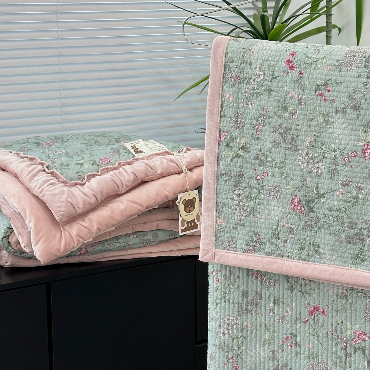 91家纺网 家纺一手货源 找家纺 佰织鑫家居 2025新款棉加绒床盖款春秋被四件套 石榴花