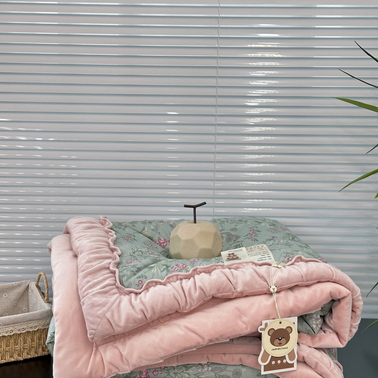 91家纺网 家纺一手货源 找家纺 佰织鑫家居 2025新款棉加绒床盖款春秋被四件套 石榴花