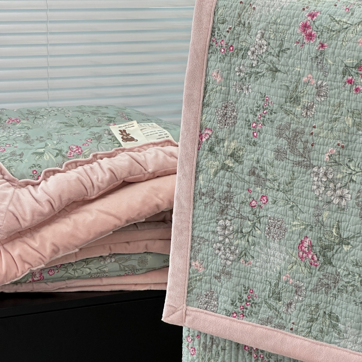 91家纺网 家纺一手货源 找家纺 佰织鑫家居 2025新款棉加绒床盖款春秋被四件套 石榴花