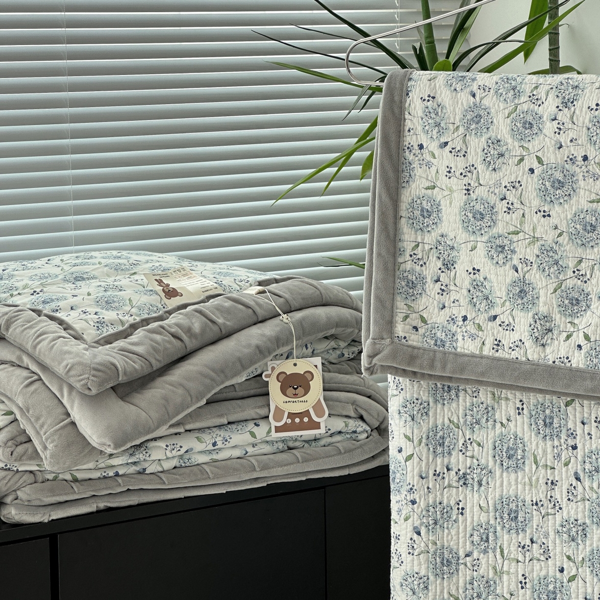 91家纺网 家纺一手货源 找家纺 佰织鑫家居 2025新款棉加绒床盖款春秋被四件套 蒲公英