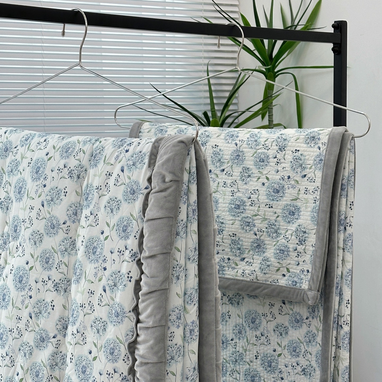 91家纺网 家纺一手货源 找家纺 佰织鑫家居 2025新款棉加绒床盖款春秋被四件套 蒲公英