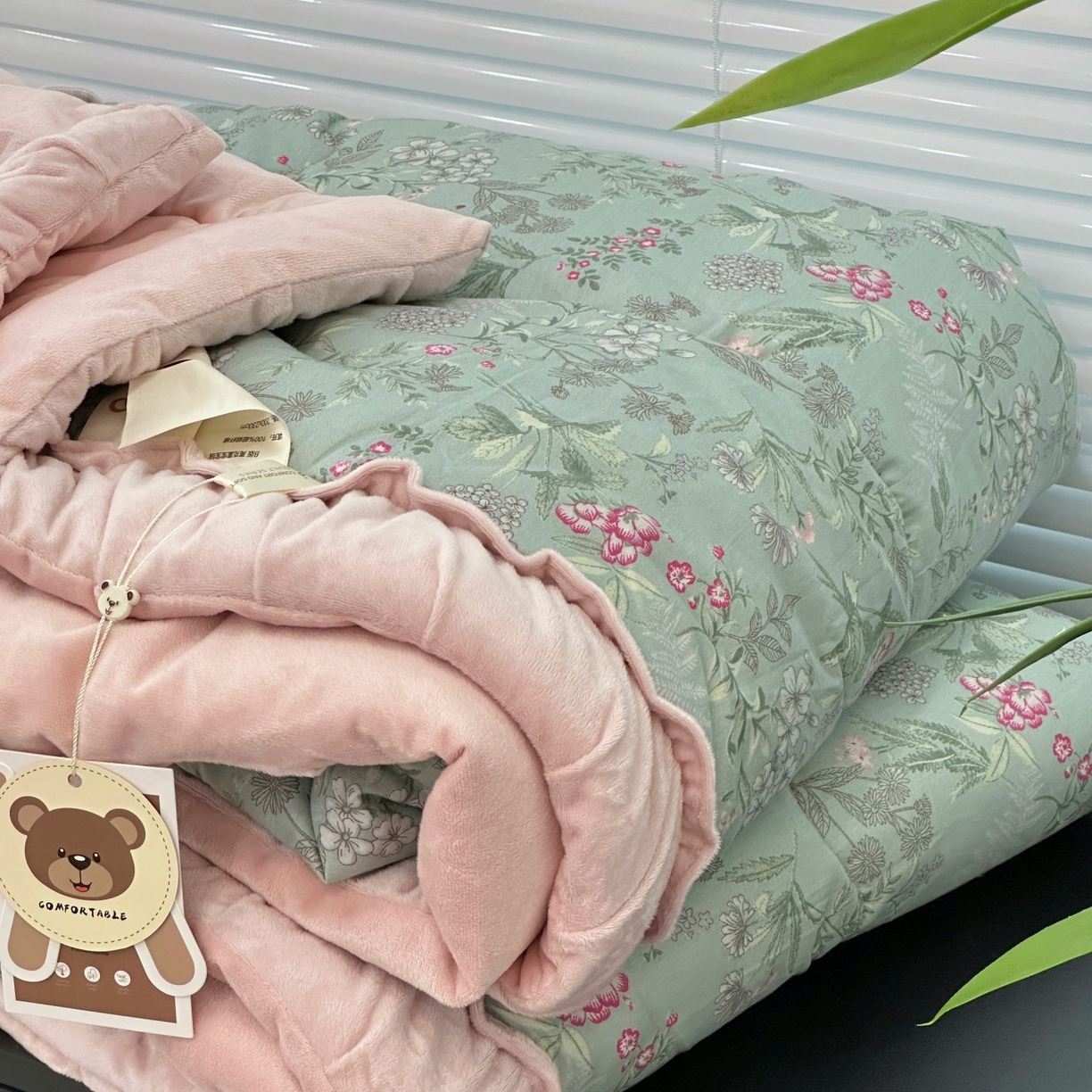 91家纺网 家纺一手货源 找家纺 佰织鑫家居 2025新款棉加绒床盖款春秋被四件套 石榴花