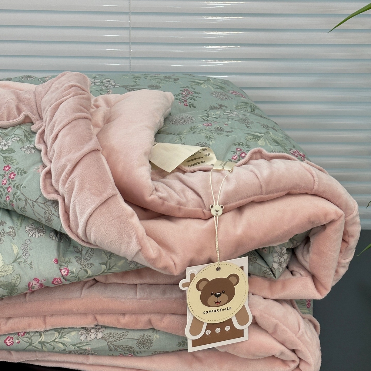 91家纺网 家纺一手货源 找家纺 佰织鑫家居 2025新款棉加绒床盖款春秋被四件套 石榴花