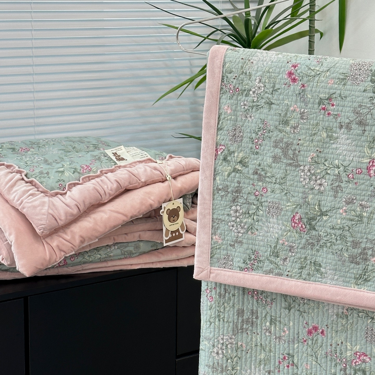 91家纺网 家纺一手货源 找家纺 佰织鑫家居 2025新款棉加绒床盖款春秋被四件套 石榴花