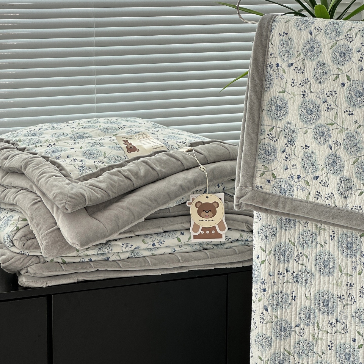 91家纺网 家纺一手货源 找家纺 佰织鑫家居 2025新款棉加绒床盖款春秋被四件套 蒲公英