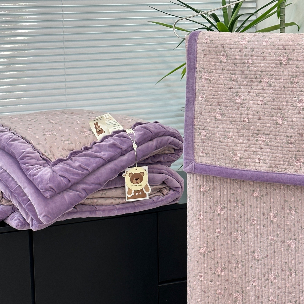 91家纺网 家纺一手货源 找家纺 佰织鑫家居 2025新款棉加绒床盖款春秋被四件套 小花紫