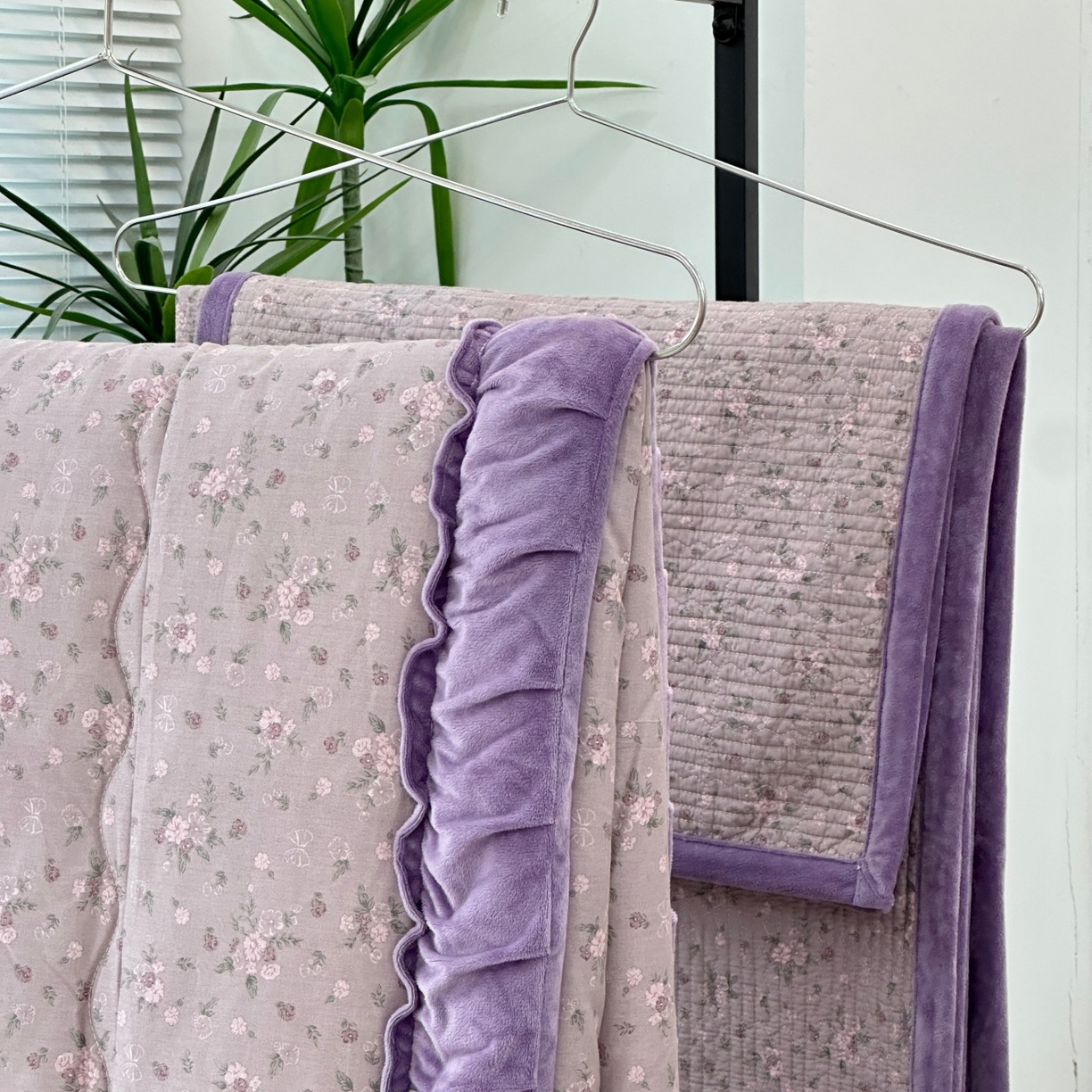 91家纺网 家纺一手货源 找家纺 佰织鑫家居 2025新款棉加绒床盖款春秋被四件套 小花紫