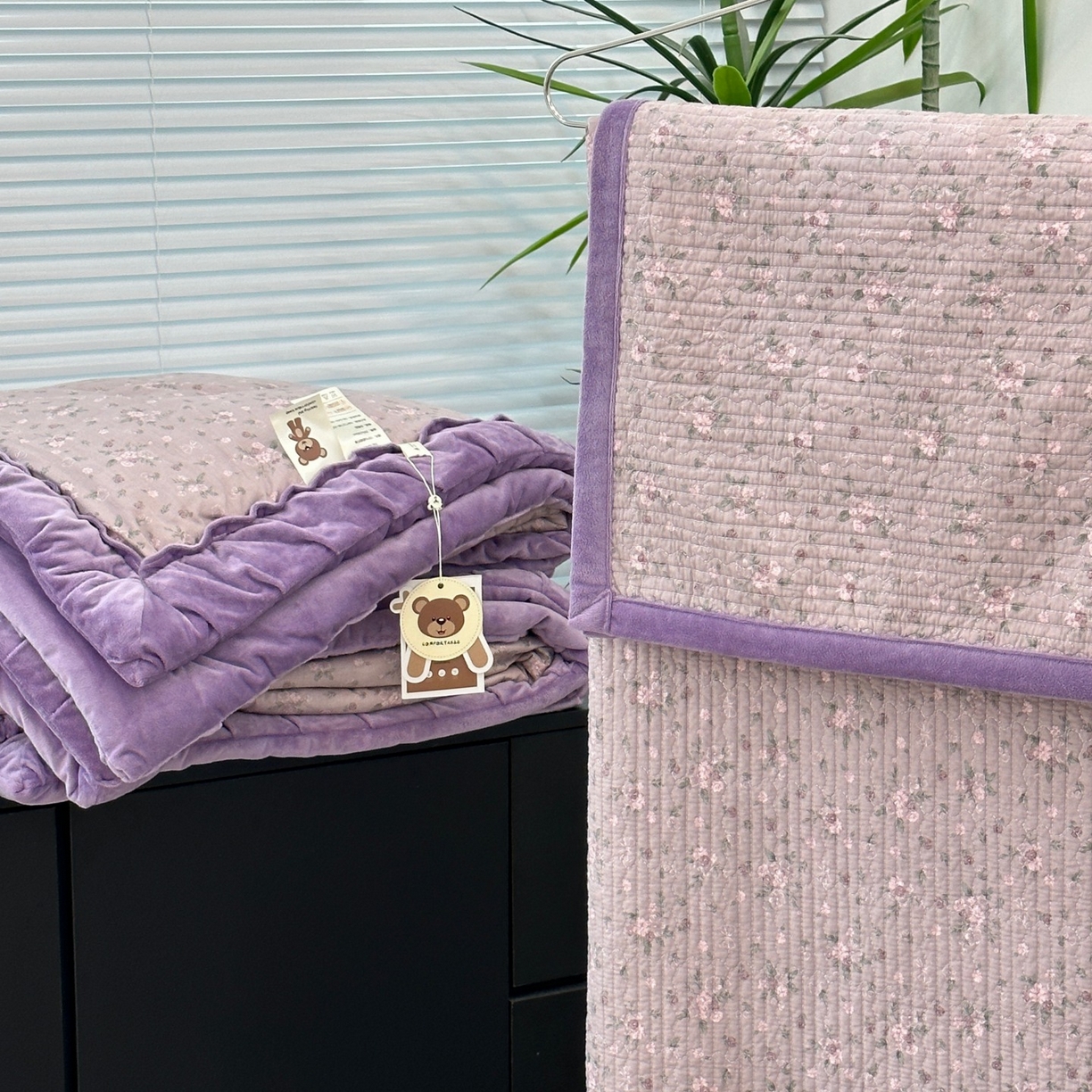 91家纺网 家纺一手货源 找家纺 佰织鑫家居 2025新款棉加绒床盖款春秋被四件套 小花紫