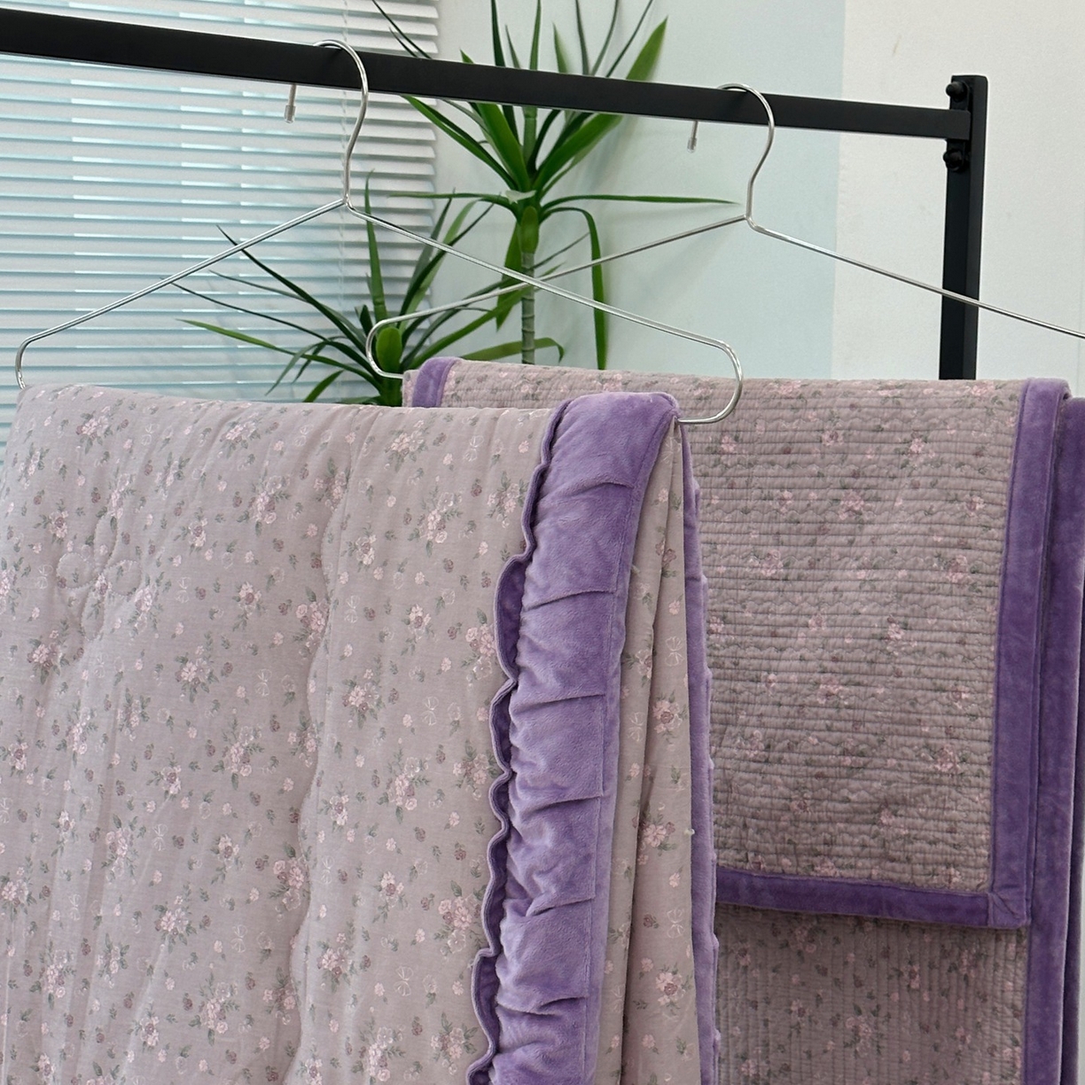 91家纺网 家纺一手货源 找家纺 佰织鑫家居 2025新款棉加绒床盖款春秋被四件套 小花紫