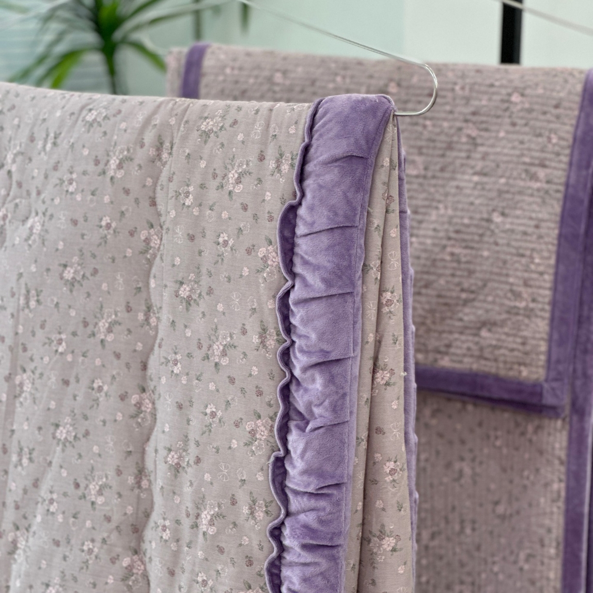 91家纺网 家纺一手货源 找家纺 佰织鑫家居 2025新款棉加绒床盖款春秋被四件套 小花紫