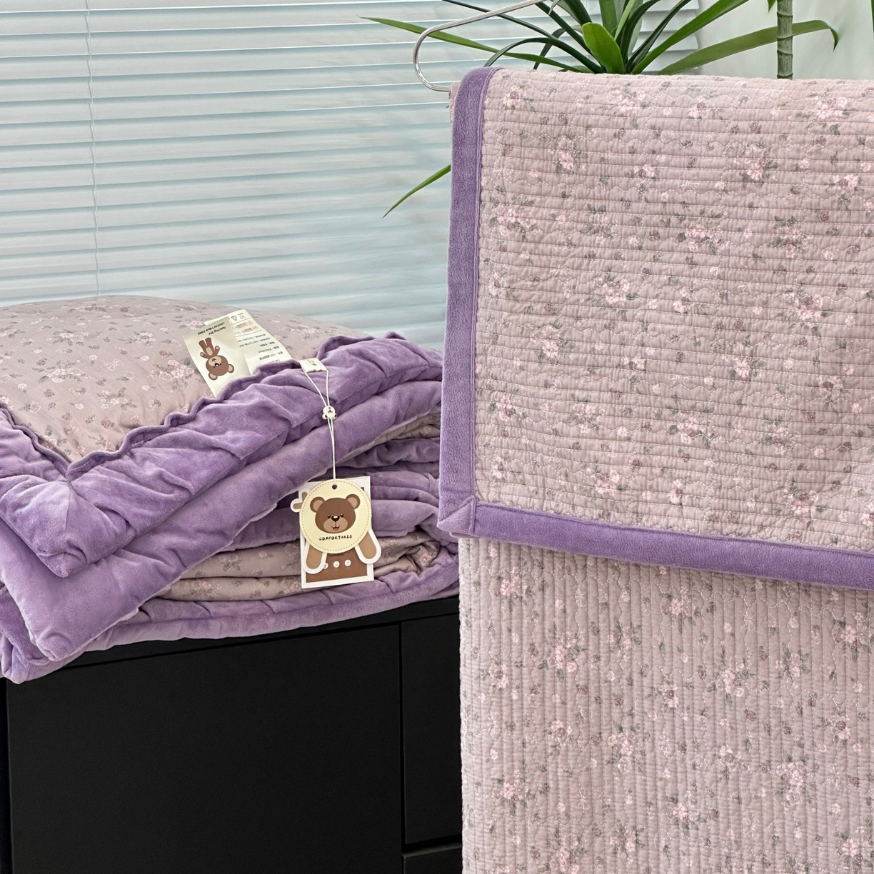 91家纺网 家纺一手货源 找家纺 佰织鑫家居 2025新款棉加绒床盖款春秋被四件套 小花紫