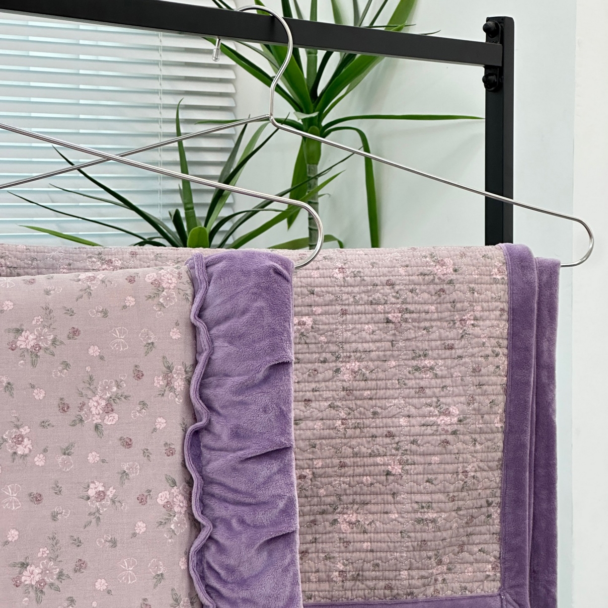 91家纺网 家纺一手货源 找家纺 佰织鑫家居 2025新款棉加绒床盖款春秋被四件套 小花紫