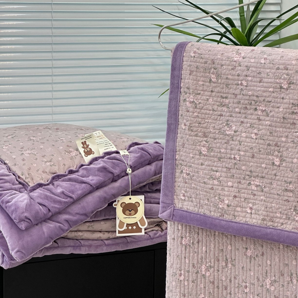 91家纺网 家纺一手货源 找家纺 佰织鑫家居 2025新款棉加绒床盖款春秋被四件套 小花紫