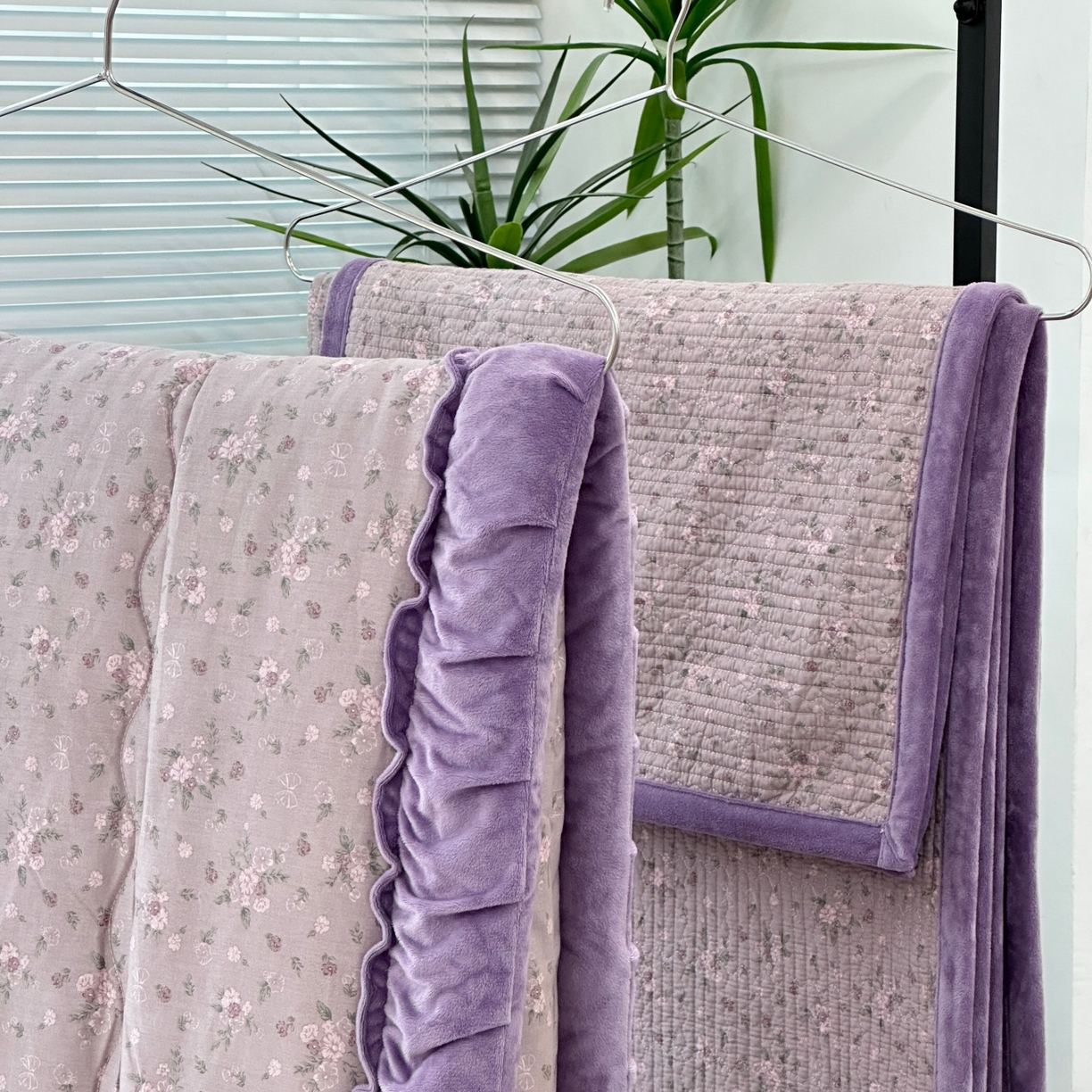 91家纺网 家纺一手货源 找家纺 佰织鑫家居 2025新款棉加绒床盖款春秋被四件套 小花紫