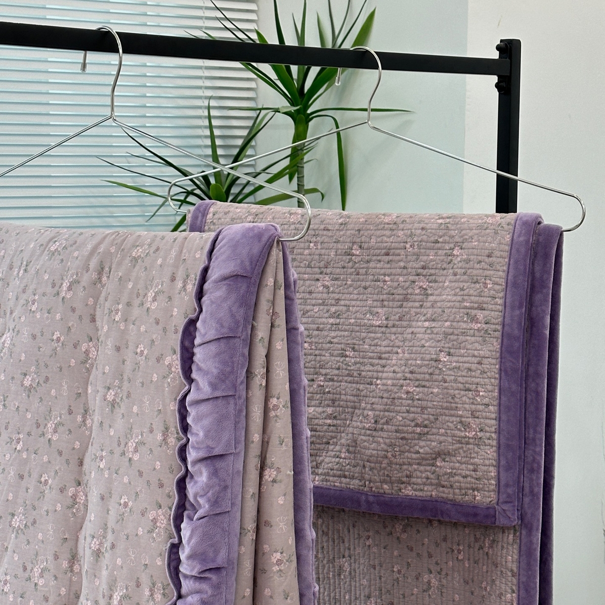 91家纺网 家纺一手货源 找家纺 佰织鑫家居 2025新款棉加绒床盖款春秋被四件套 小花紫