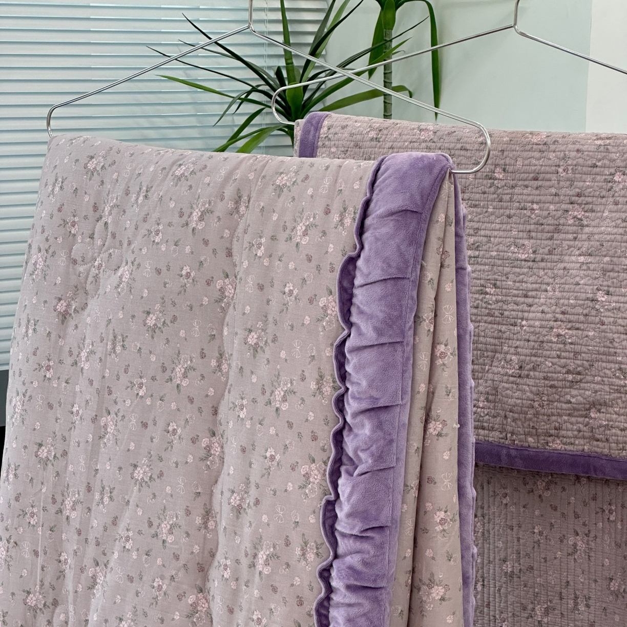 91家纺网 家纺一手货源 找家纺 佰织鑫家居 2025新款棉加绒床盖款春秋被四件套 小花紫