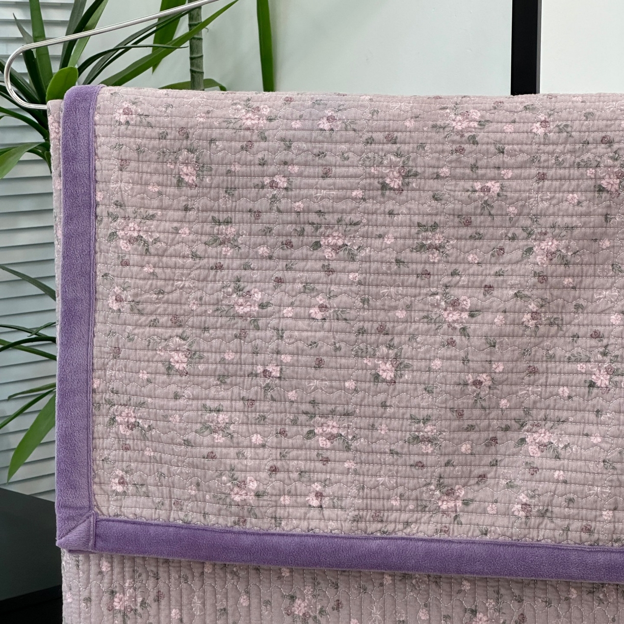 91家纺网 家纺一手货源 找家纺 佰织鑫家居 2025新款棉加绒床盖款春秋被四件套 小花紫