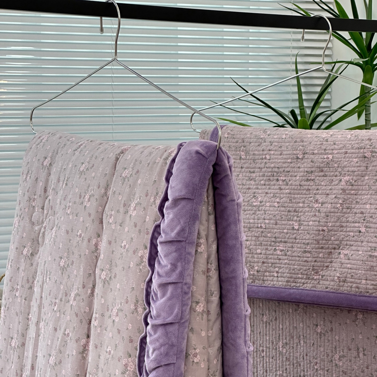 91家纺网 家纺一手货源 找家纺 佰织鑫家居 2025新款棉加绒床盖款春秋被四件套 小花紫