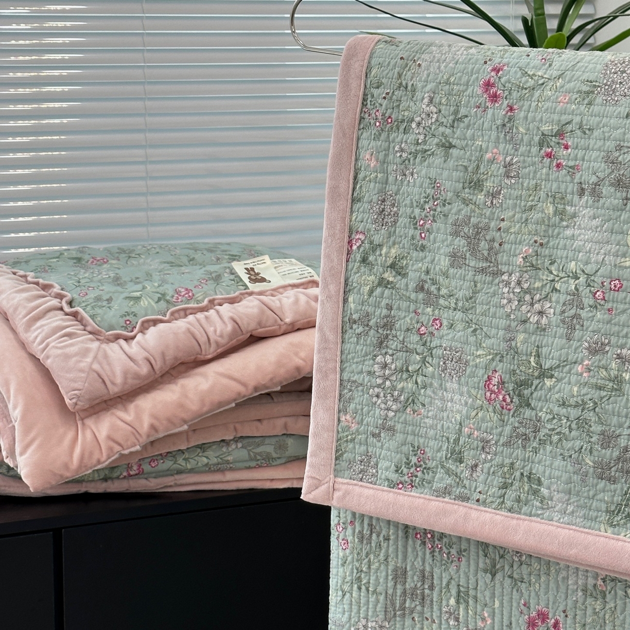 91家纺网 家纺一手货源 找家纺 佰织鑫家居 2025新款棉加绒床盖款春秋被四件套 石榴花