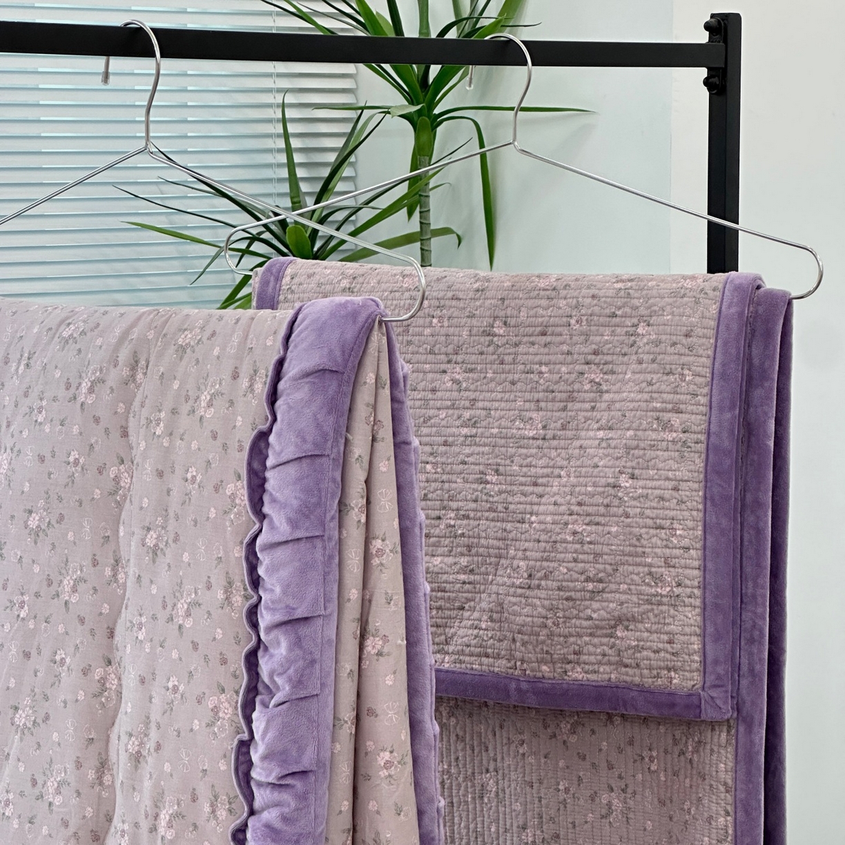 91家纺网 家纺一手货源 找家纺 佰织鑫家居 2025新款棉加绒床盖款春秋被四件套 小花紫