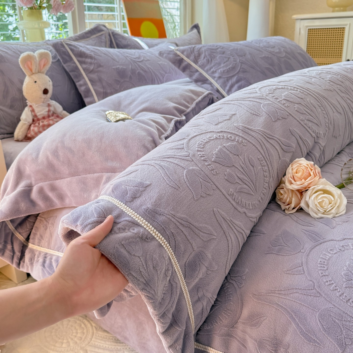 91家纺网 家纺一手货源 找家纺 艾唯希家纺 2025新款全消光雕花绒织带款四件套牛奶绒-雕花织带系列 郁金香-紫