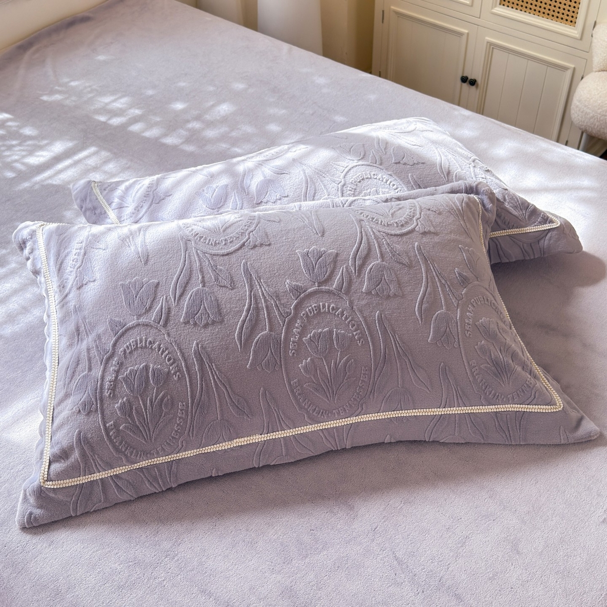 91家纺网 家纺一手货源 找家纺 艾唯希家纺 2025新款全消光雕花绒织带款四件套牛奶绒-雕花织带系列 郁金香-紫