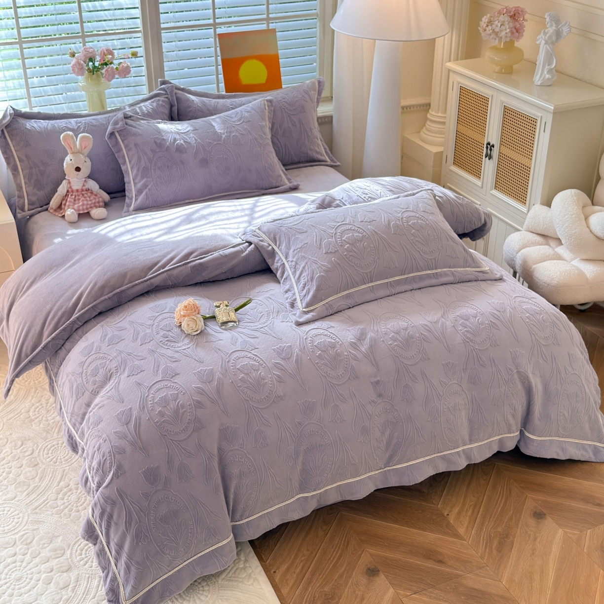 91家纺网 家纺一手货源 找家纺 艾唯希家纺 2025新款全消光雕花绒织带款四件套牛奶绒-雕花织带系列 郁金香-紫