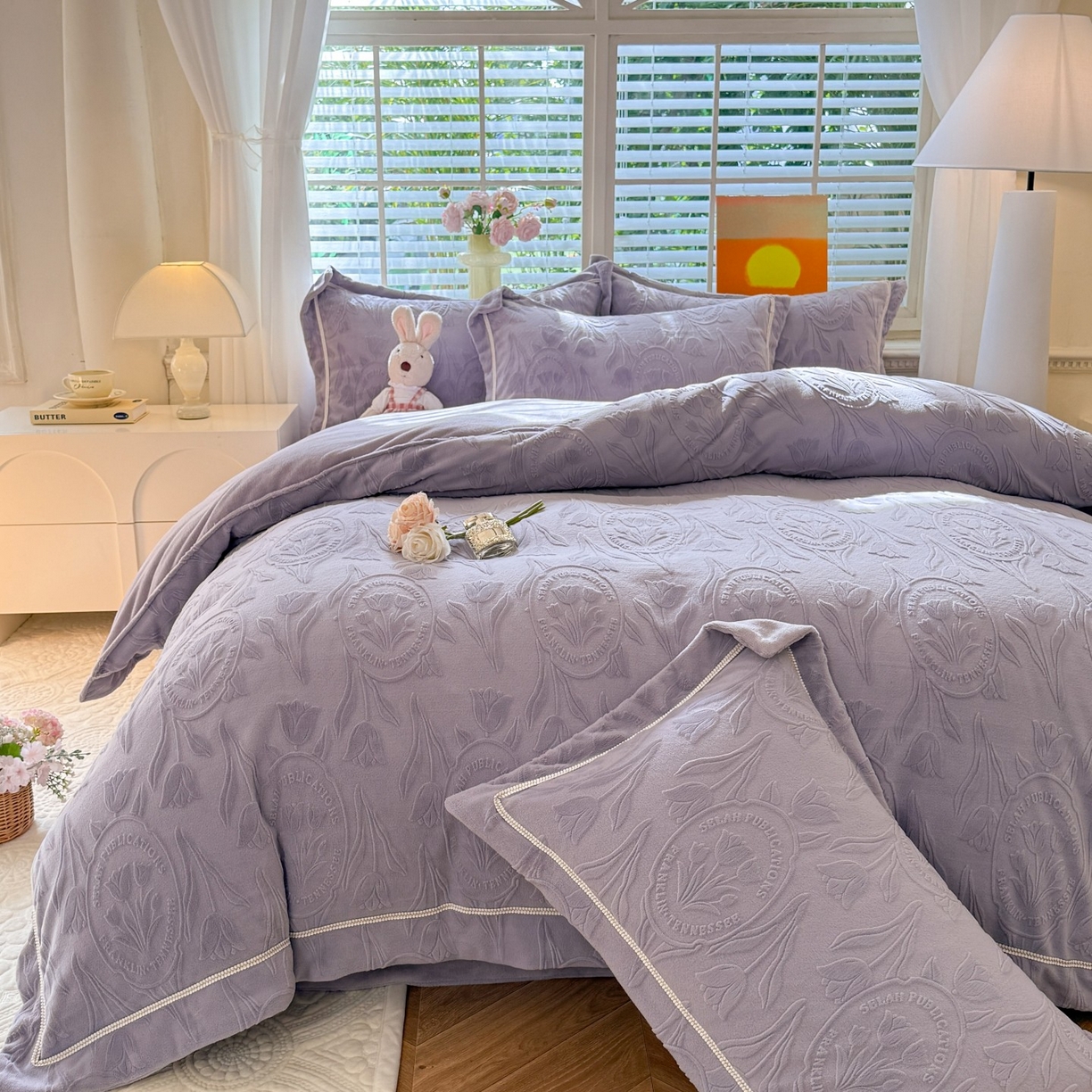 91家纺网 家纺一手货源 找家纺 艾唯希家纺 2025新款全消光雕花绒织带款四件套牛奶绒-雕花织带系列 郁金香-紫