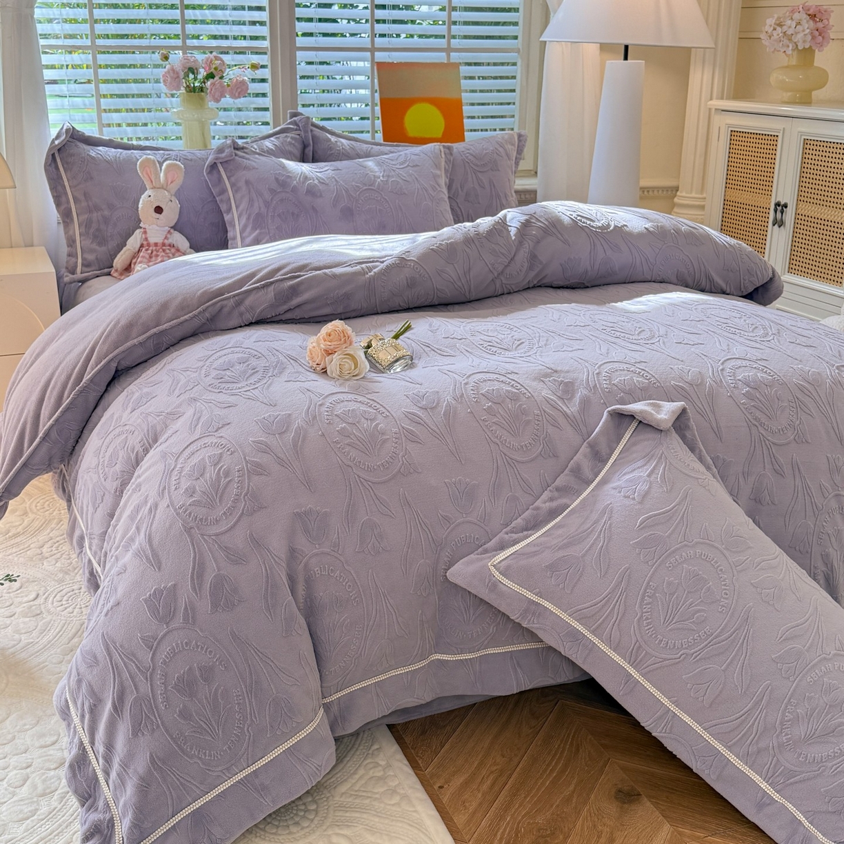 91家纺网 家纺一手货源 找家纺 艾唯希家纺 2025新款全消光雕花绒织带款四件套牛奶绒-雕花织带系列 郁金香-紫