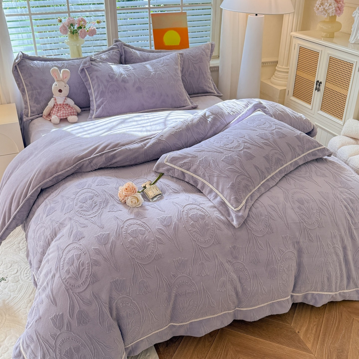 91家纺网 家纺一手货源 找家纺 艾唯希家纺 2025新款全消光雕花绒织带款四件套牛奶绒-雕花织带系列 郁金香-紫