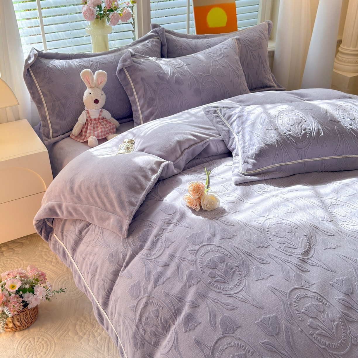 91家纺网 家纺一手货源 找家纺 艾唯希家纺 2025新款全消光雕花绒织带款四件套牛奶绒-雕花织带系列 郁金香-紫