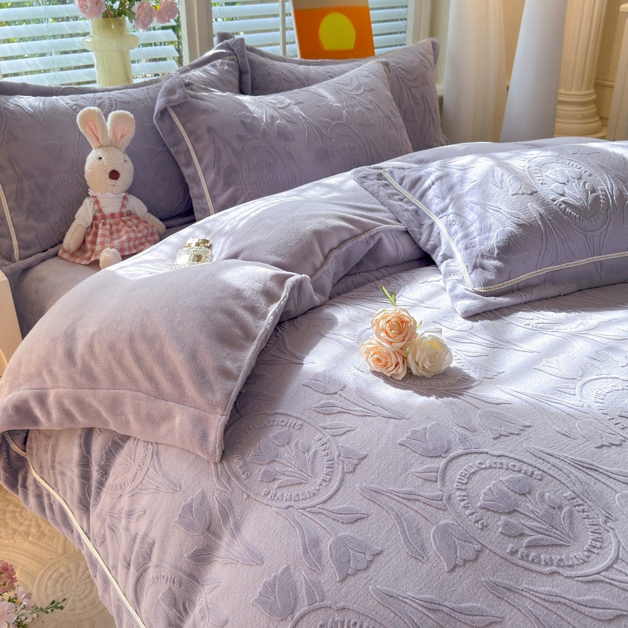 91家纺网 家纺一手货源 找家纺 艾唯希家纺 2025新款全消光雕花绒织带款四件套牛奶绒-雕花织带系列 郁金香-紫