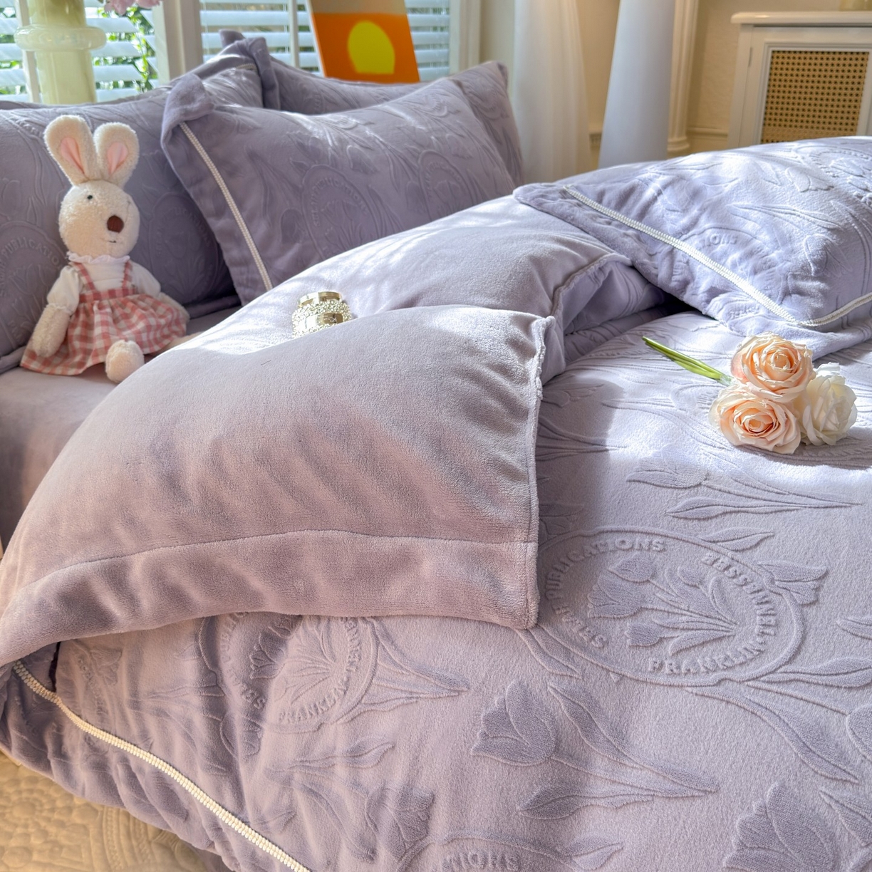 91家纺网 家纺一手货源 找家纺 艾唯希家纺 2025新款全消光雕花绒织带款四件套牛奶绒-雕花织带系列 郁金香-紫