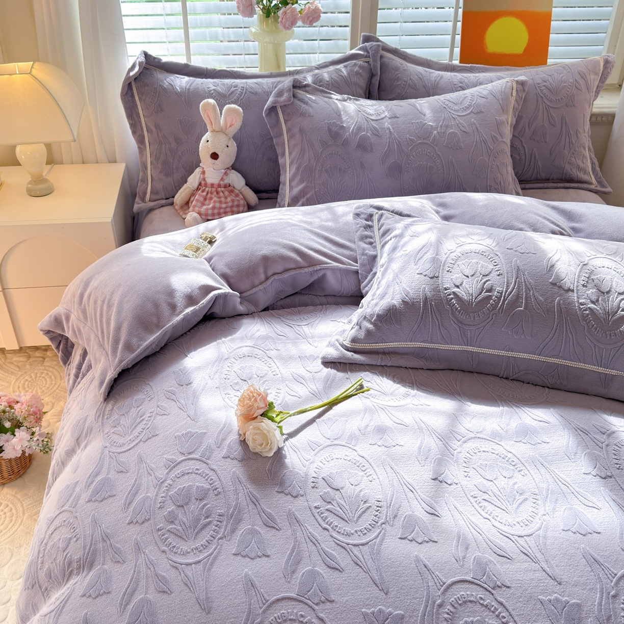 91家纺网 家纺一手货源 找家纺 艾唯希家纺 2025新款全消光雕花绒织带款四件套牛奶绒-雕花织带系列 郁金香-紫