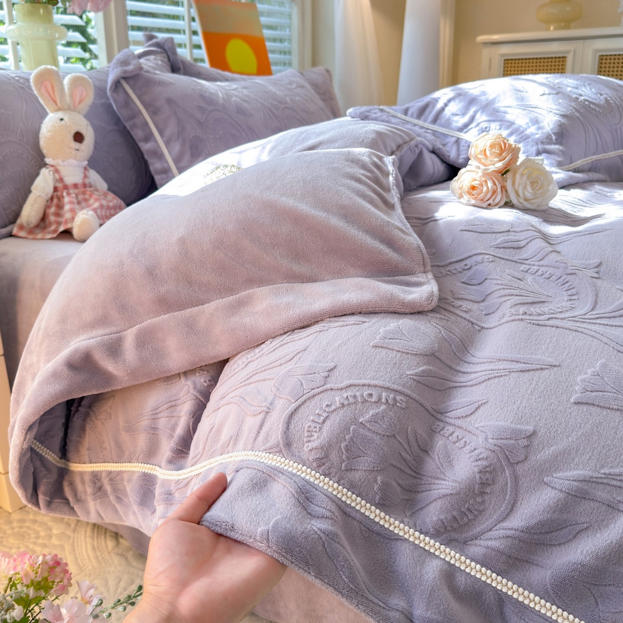 91家纺网 家纺一手货源 找家纺 艾唯希家纺 2025新款全消光雕花绒织带款四件套牛奶绒-雕花织带系列 郁金香-紫