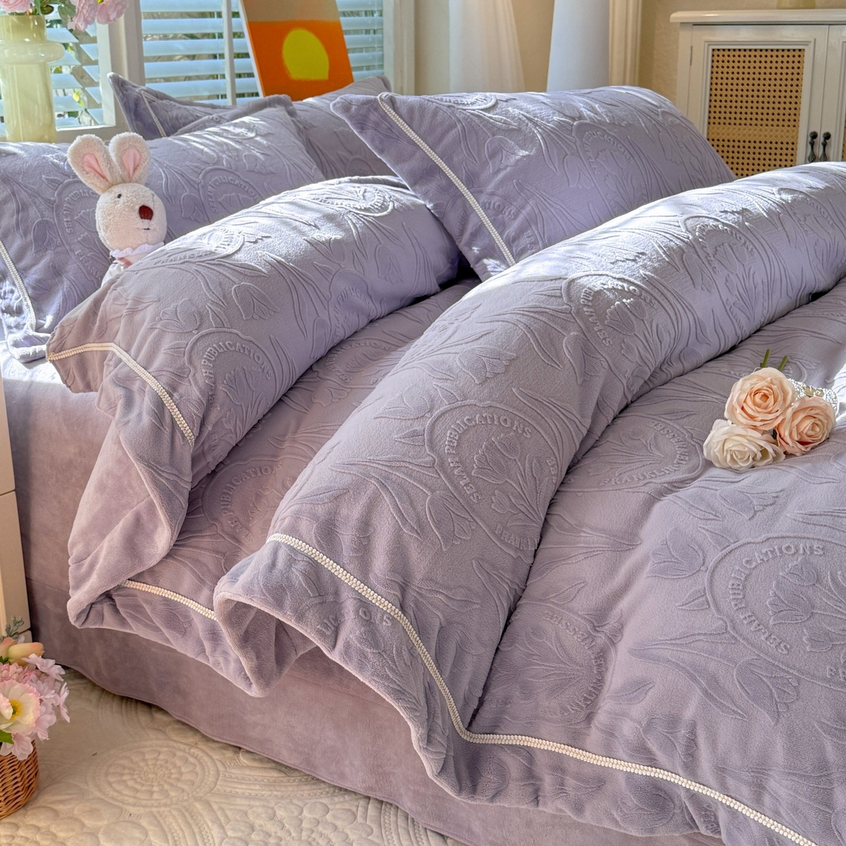 91家纺网 家纺一手货源 找家纺 艾唯希家纺 2025新款全消光雕花绒织带款四件套牛奶绒-雕花织带系列 郁金香-紫