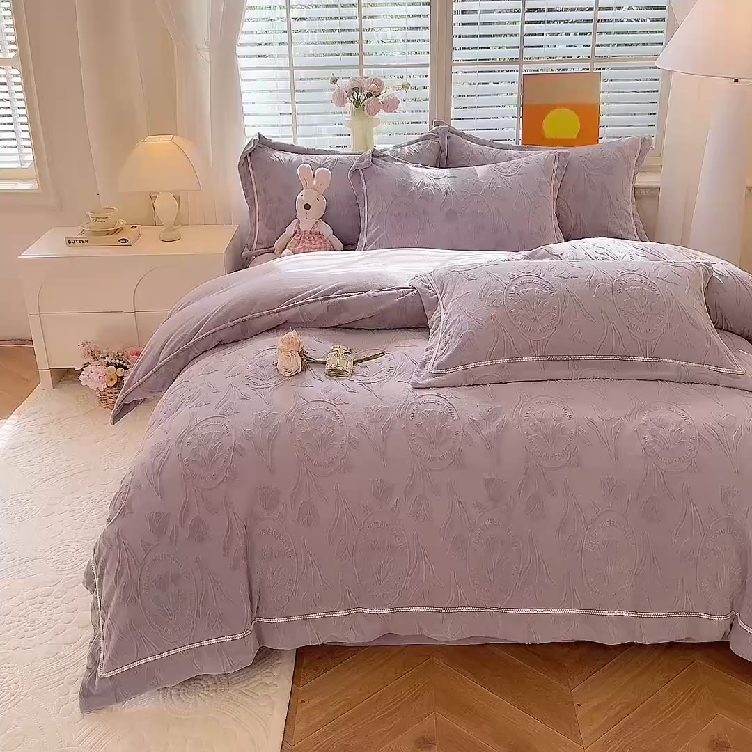 91家纺网 家纺一手货源 找家纺 艾唯希家纺 2025新款全消光雕花绒织带款四件套牛奶绒-雕花织带系列 郁金香-紫