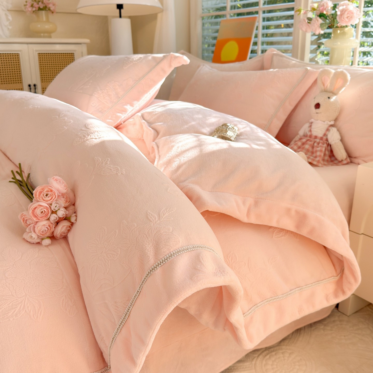 艾唯希家纺 2025新款全消光雕花绒织带款四件套牛奶绒-雕花织带系列 字母彩蝶-粉