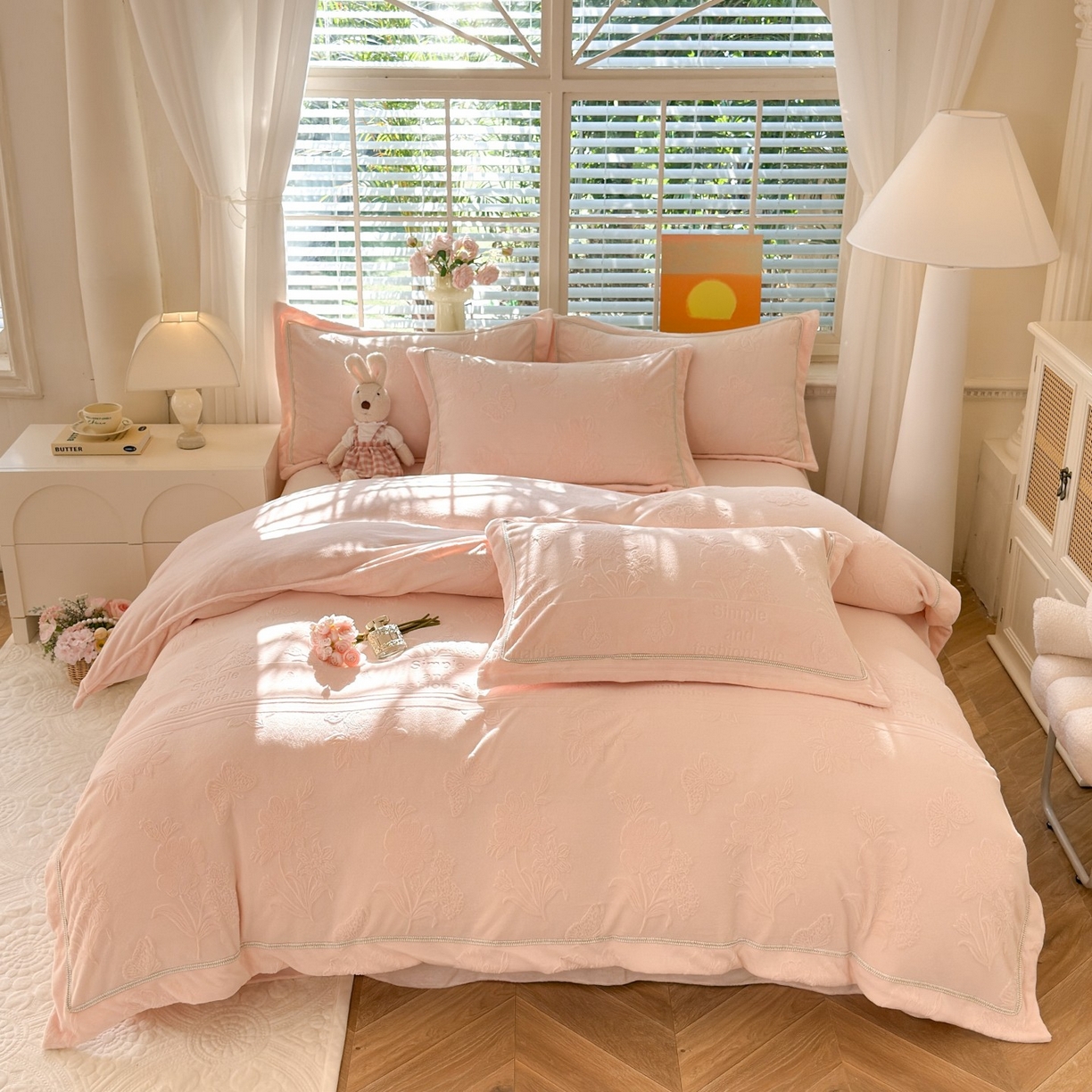 91家纺网 家纺一手货源 找家纺 艾唯希家纺 2025新款全消光雕花绒织带款四件套牛奶绒-雕花织带系列 字母彩蝶-粉