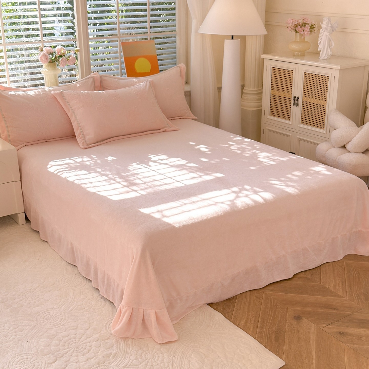 91家纺网 家纺一手货源 找家纺 艾唯希家纺 2025新款全消光雕花绒织带款四件套牛奶绒-雕花织带系列 字母彩蝶-粉