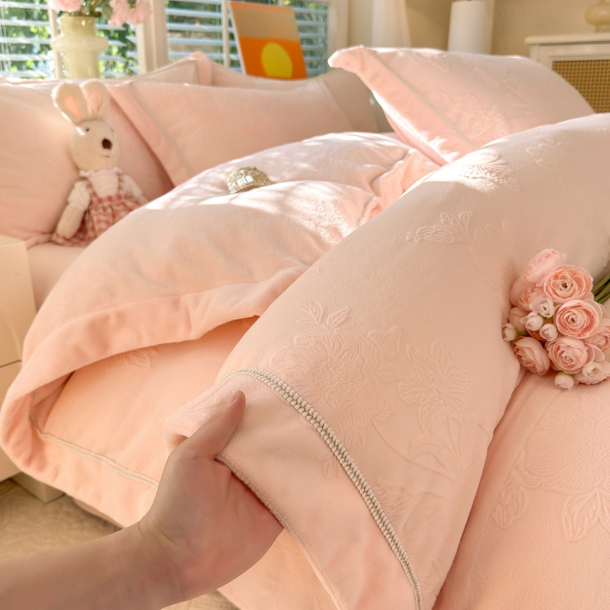 91家纺网 家纺一手货源 找家纺 艾唯希家纺 2025新款全消光雕花绒织带款四件套牛奶绒-雕花织带系列 字母彩蝶-粉