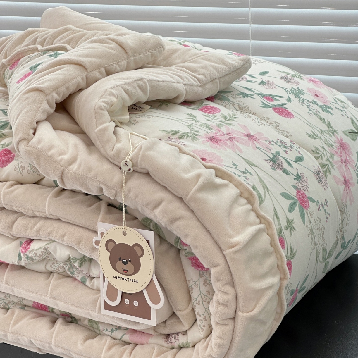 91家纺网 家纺一手货源 找家纺 佰织鑫家居 2025新款棉加绒床盖款春秋被四件套 绣球花