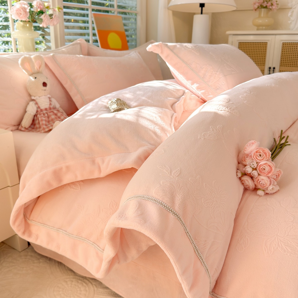 91家纺网 家纺一手货源 找家纺 艾唯希家纺 2025新款全消光雕花绒织带款四件套牛奶绒-雕花织带系列 字母彩蝶-粉