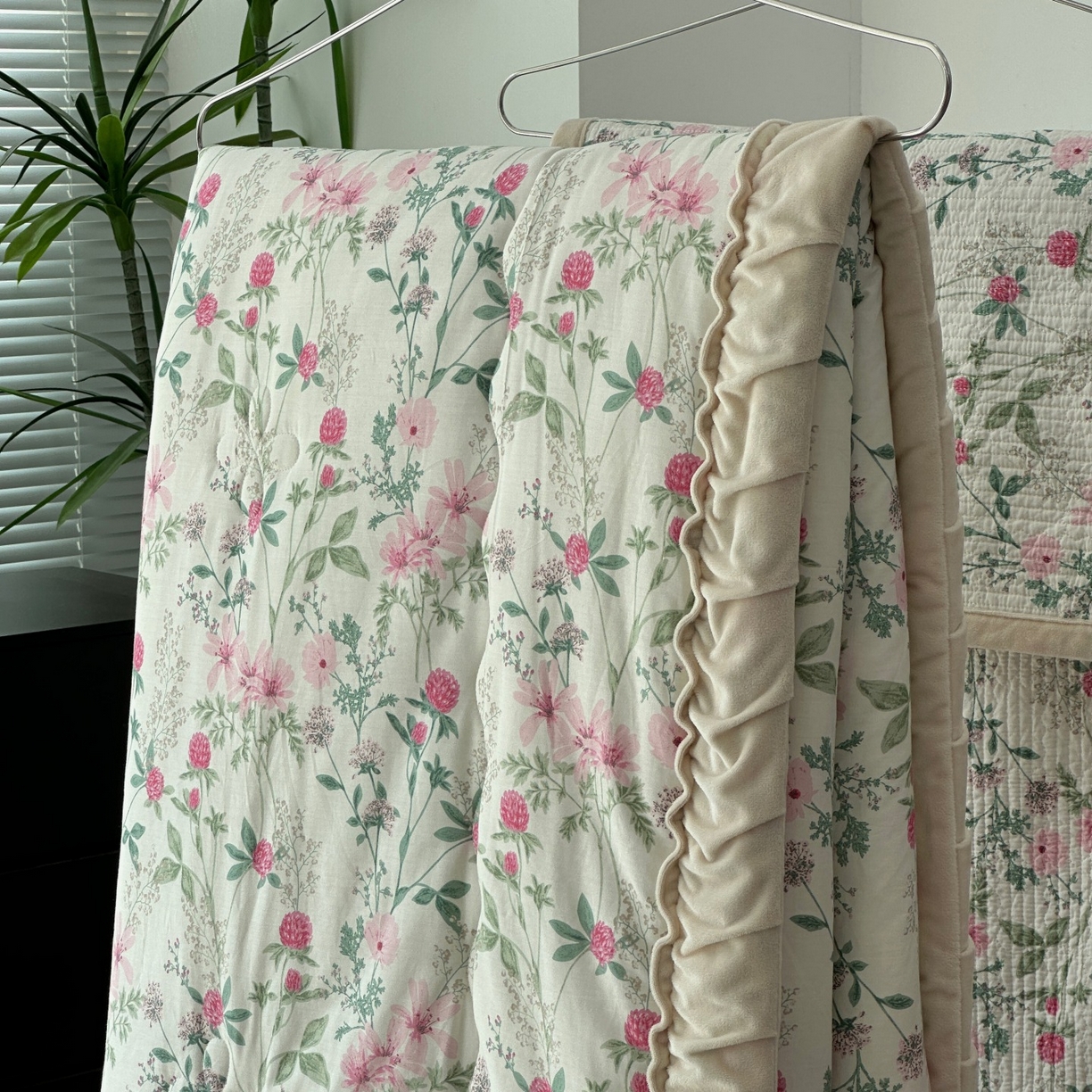 91家纺网 家纺一手货源 找家纺 佰织鑫家居 2025新款棉加绒床盖款春秋被四件套 绣球花